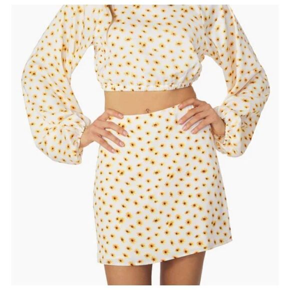 WeWoreWhat Mini Sip Skirt in Disty Daisies Size Medium - Picture 1 of 9